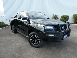 2024 Toyota Hilux 4x4 2.8L Dsl E/C 6AT SR5 Extra Cab Pick Up (Eclipse Black) Pre-Owned Car Thumbnail